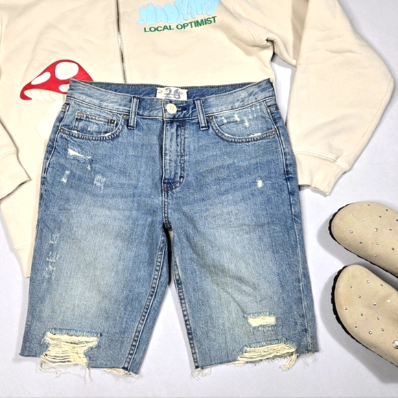 We The Free‎ Denim Short Size 26 Bermuda 10" Inseam Distressed Holes Frayed Hem - Picture 2 of 15